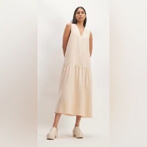 Everlane the TENCEL v-neck dress in tan, beige, off white, with pockets. Size S